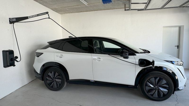 Der Sherpa trägt das E-Auto-Ladekabel