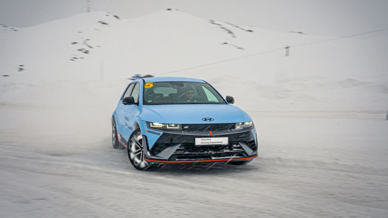 Wintertest: Achim Mörtl und der koreanische Elektro-Sportwagen