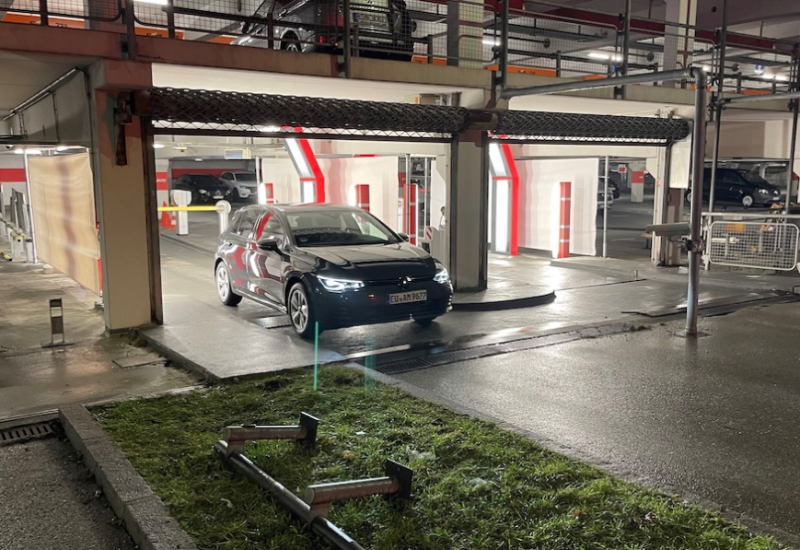  Erster Autoscanner für Schadenserfassung am Flughafen 