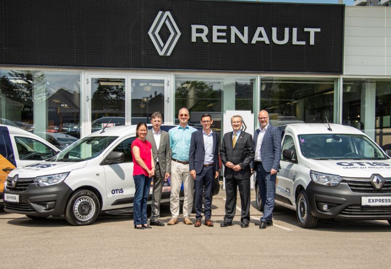  OTIS übernimmt 212 Renault Express