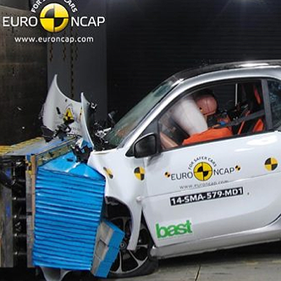  12 Autos beim Crashtest