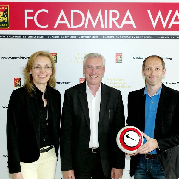  Kicken mit Grünzweig Automobile