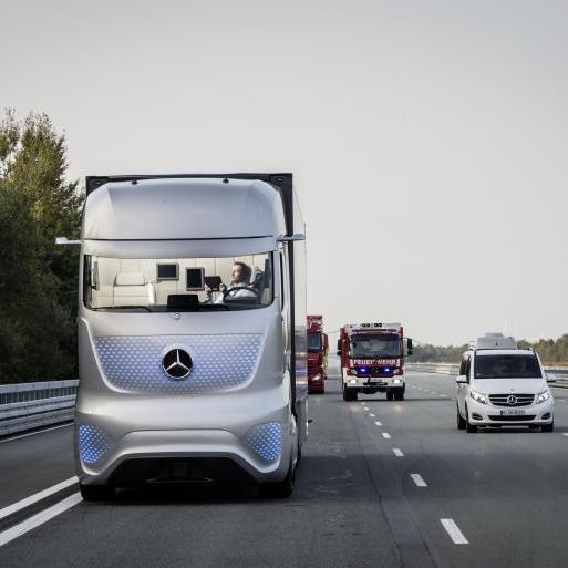  Selbstfahrende LKW steuern 2016 durch Deutschland