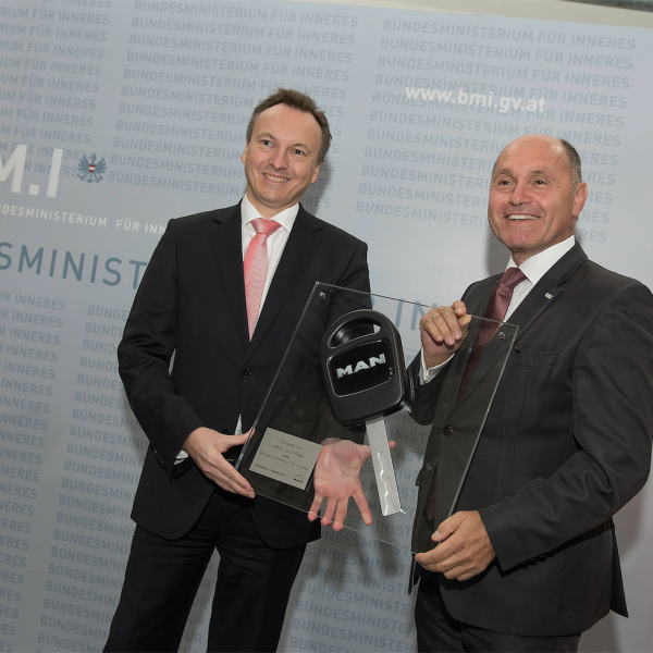  Neue große Polizeiwagen