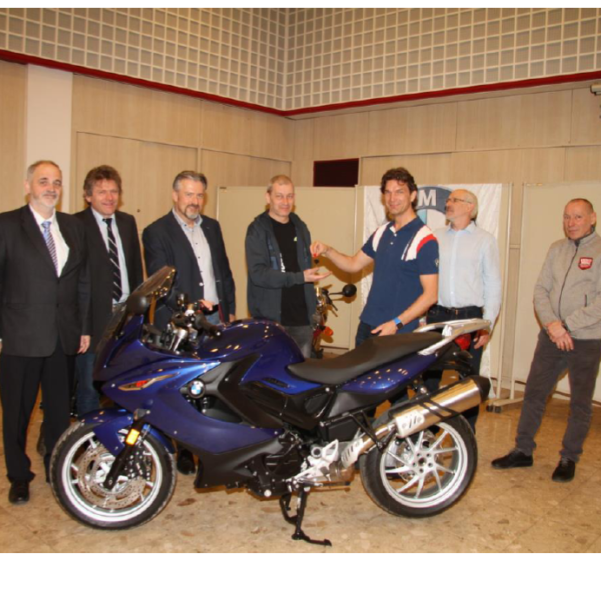  Mit dem Motorrad durch die Schule