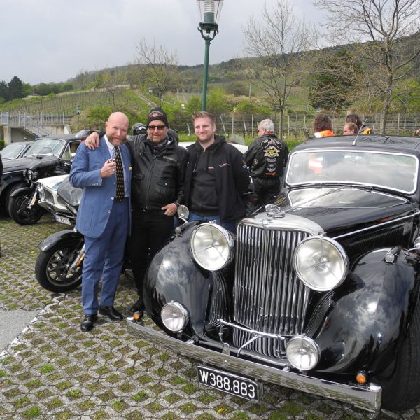  Neben Harleys jetzt auch Oldtimer