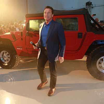  Schwarzenegger präsentierte Kreisel E-Hummer H1