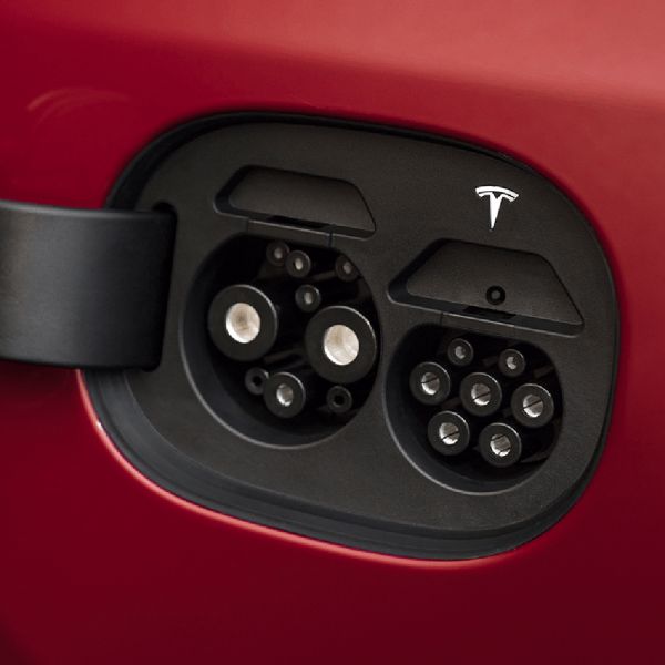  Tesla präsentiert neuen Dual-Ladeanschluss
