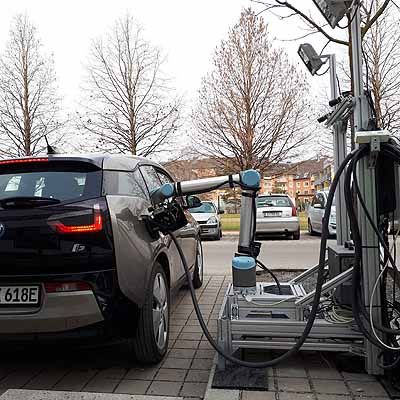  Roboter aus Graz „tankt“ E-Autos