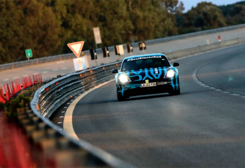  Taycan legt Talentproben ab