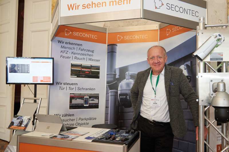  Viele Fliegen, eine Klappe